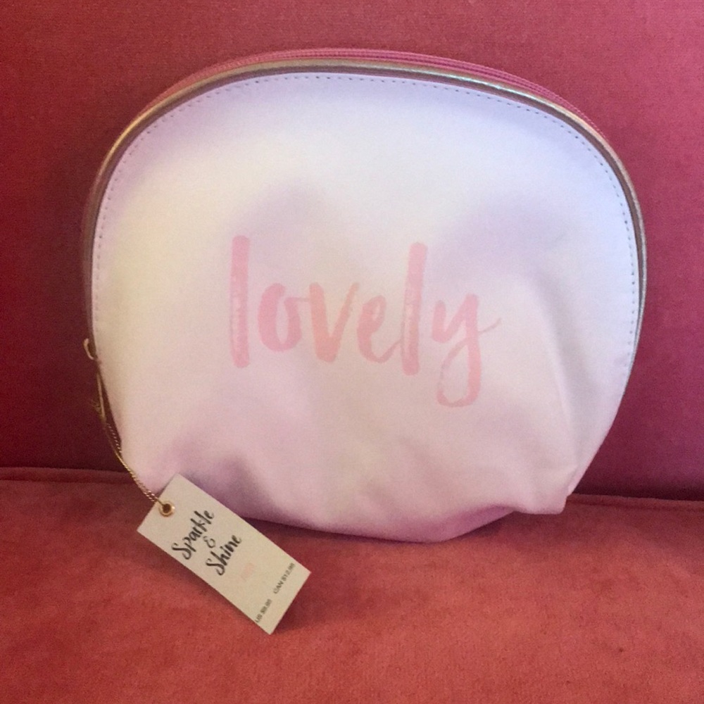 NWT beautiful make up travel bag. Great gift!!